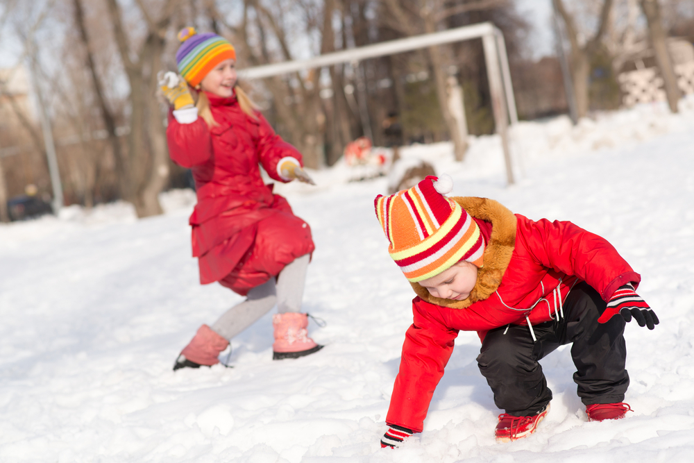 Спортивная малышка гуляет зимой по улице и раздевается