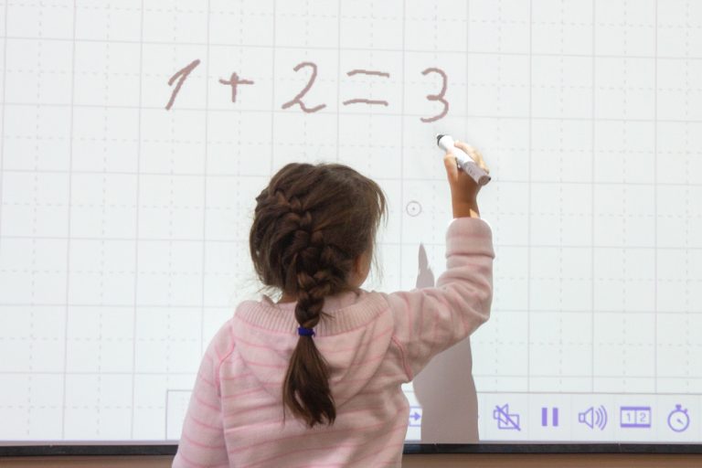Interactive screens vs electronic whiteboards: Spot the difference